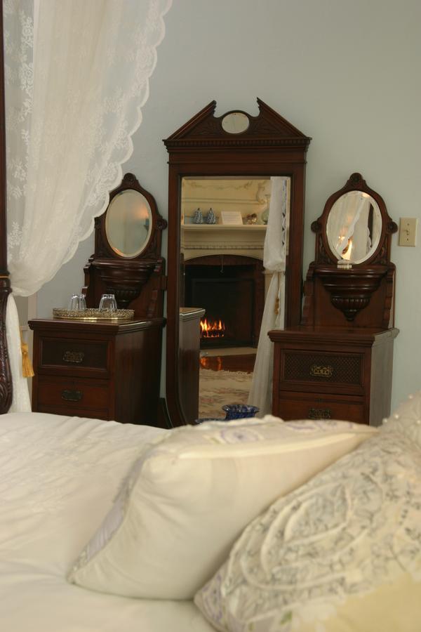 Grand Victorian Bed & Breakfast ไนแอการาฟอลส์ ภายนอก รูปภาพ